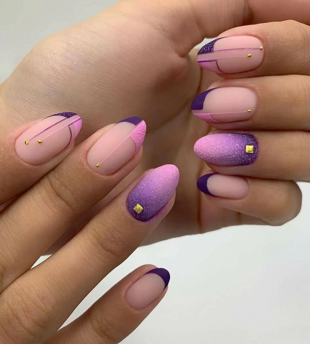 Фиолетовый маникюр. Сиреневые ногти. Маникюр фиолетовый с розовым. Красивые фиолетовые ногти. Ногти сиреневые дизайн 2024