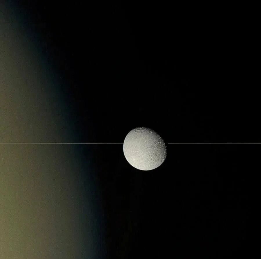 Диона Спутник спутники Сатурна. Кассини Спутник Сатурна. Диона Спутник Сатурна фото. Диона Планета.