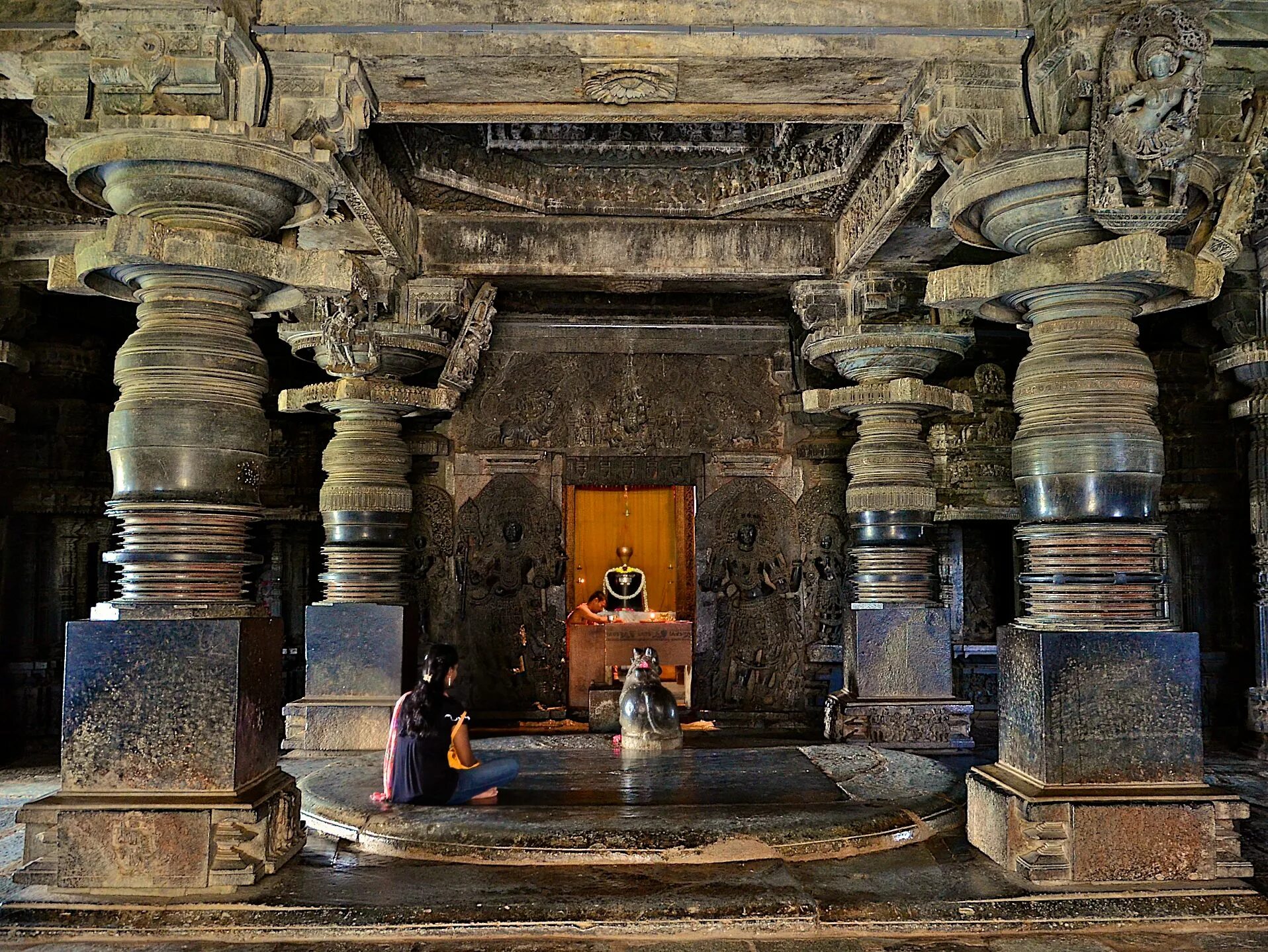 Храм temple. Храм Хойсалешвара Индия. Храм Хойсалешвара колонны. Храм Шивы Карнатака. Храм Хойсалешвара в Халебиде.