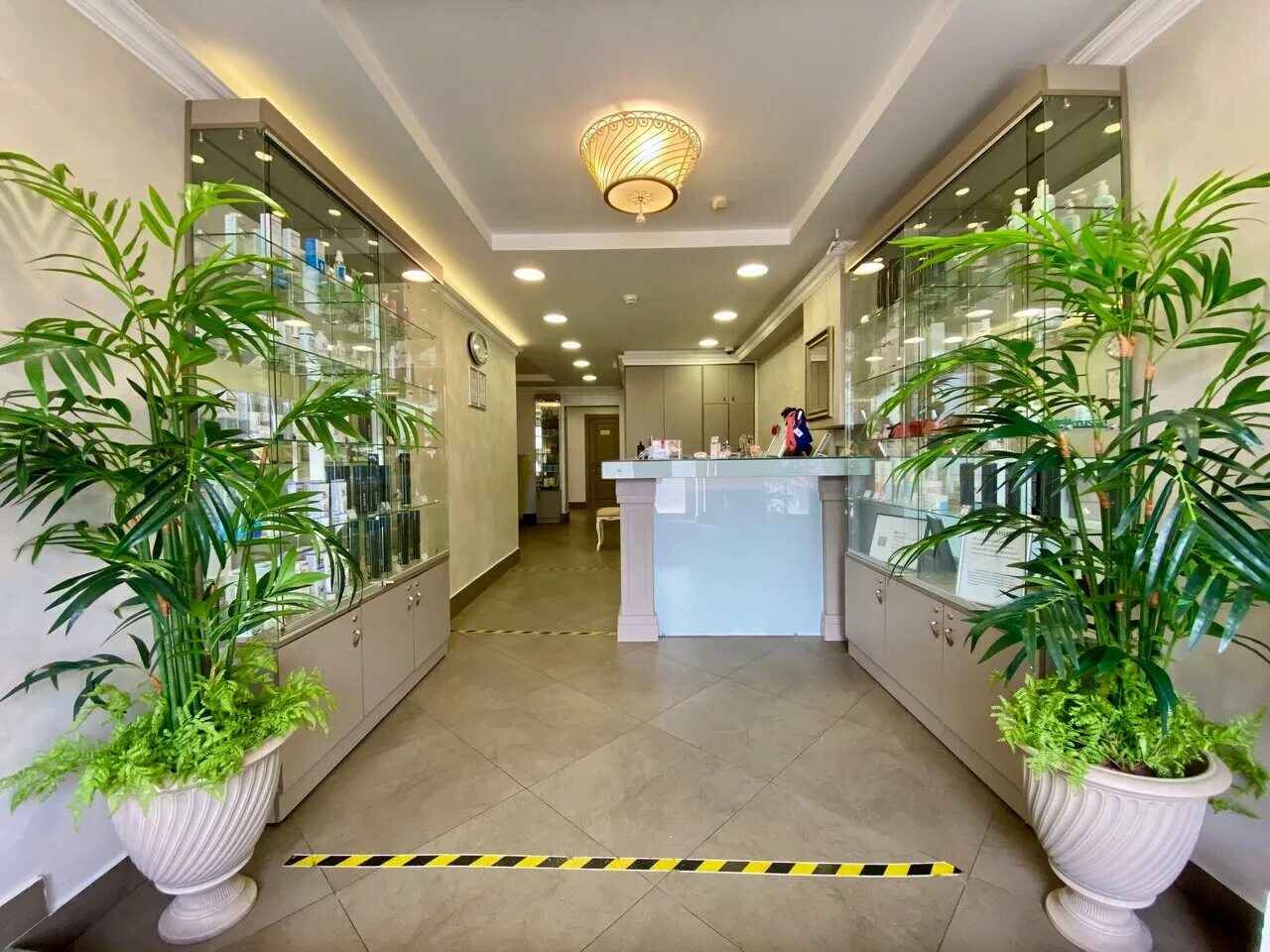 Салон красоты на ленинградском шоссе. Вывеска цирюльник. Салон апельсин спб. Салон красоты аврора. Цирюльник федеральная сеть салонов красоты.