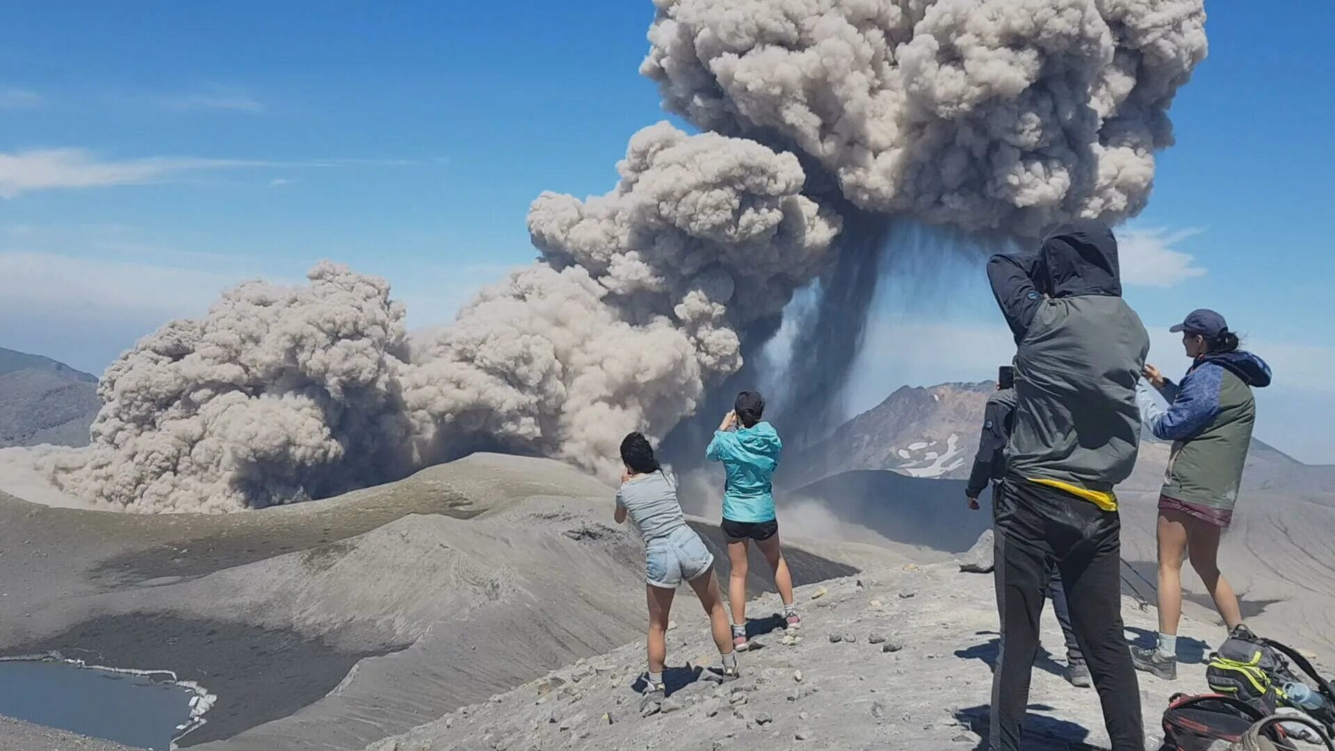 Пепел перемен том 1 пыль и сталь. Вулкан Эбеко извержение. Парамушир остров Эбеко. Курильские острова вулкан Эбеко. Эбеко вулкан извержение 2022.