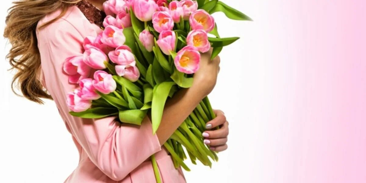 Женщина с букетом тюльпанов. Девушка с букетом тюльпанов. Девушка с букетом розовых тюльпанов. Девушка с охапкой тюльпанов. Девушка с розовыми тюльпанами.