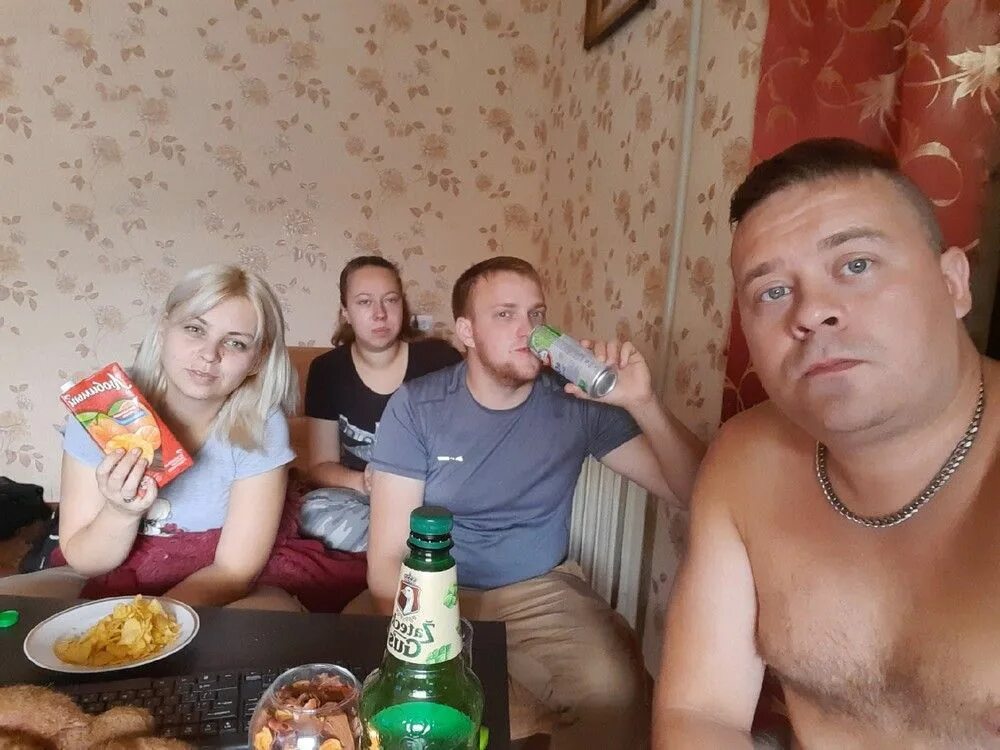 Веселая пьянка. Новогодняя пьянка. Пьяные парни подростки. Закончились пьянки гульба и раздолье песня. Алкоголизм молодежи.