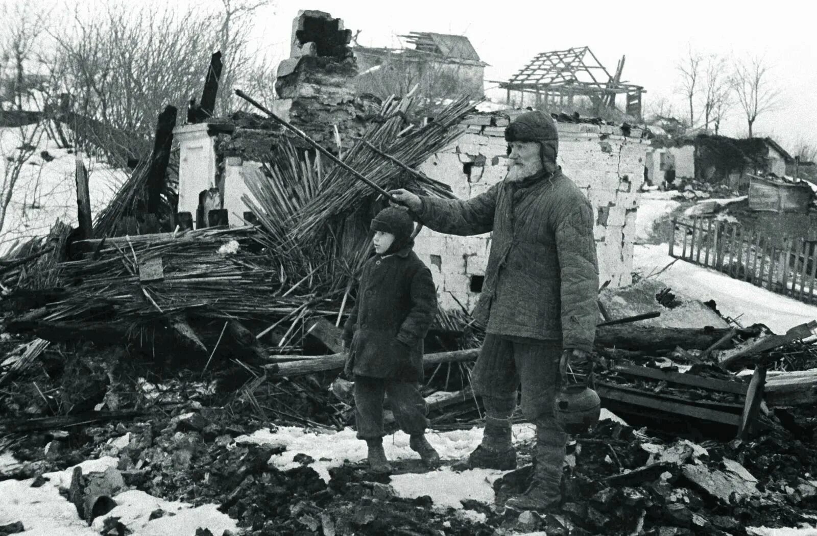 Сгоревшие деревни в годы Великой Отечественной войны 1941-1945. Сожженные города деревни в годы войны 1941-1945. Разрушенная деревня 1945 ВОВ. Беларусь у гады вайны