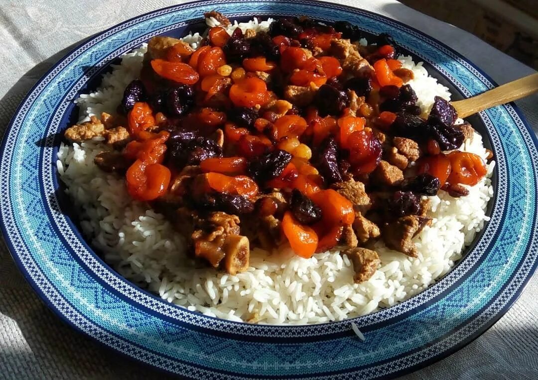 Узбекский плов с изюмом. Плов рисом и изюмом. Плов из басмати. Нохудлу плов. Сладкий плов с сухофруктами.