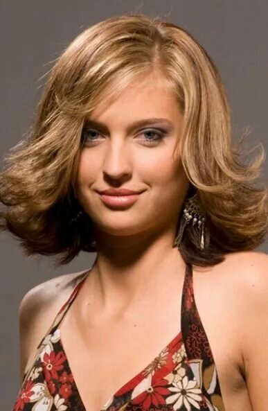 каре с завитыми концами. волосы в обратную сторону. волосы в обратную сторону. ровные кончики волос. подравнивание кончиков волос до и после.