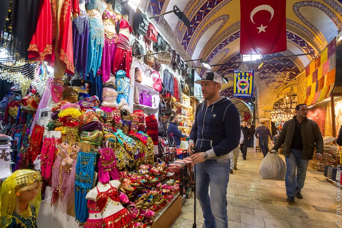 Стамбул где купить. Гранд базар Стамбул. Гранд базар (Kapaliçarşi). Рынок в Стамбуле Гранд базар одежда. Турецкий рынок в Стамбуле одежда.