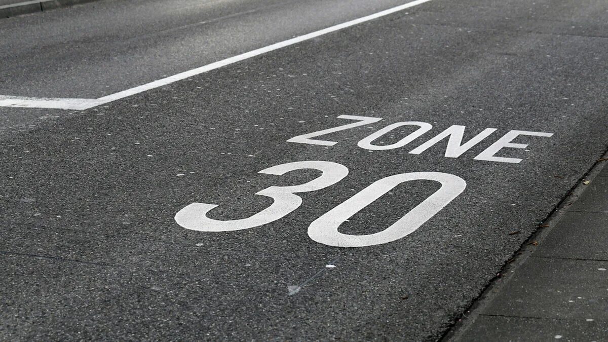 Limit zone. Скоростное ограничение на дороге на асфальте 30 km/h. Лондон улица 30 км ч. Limits Mark.