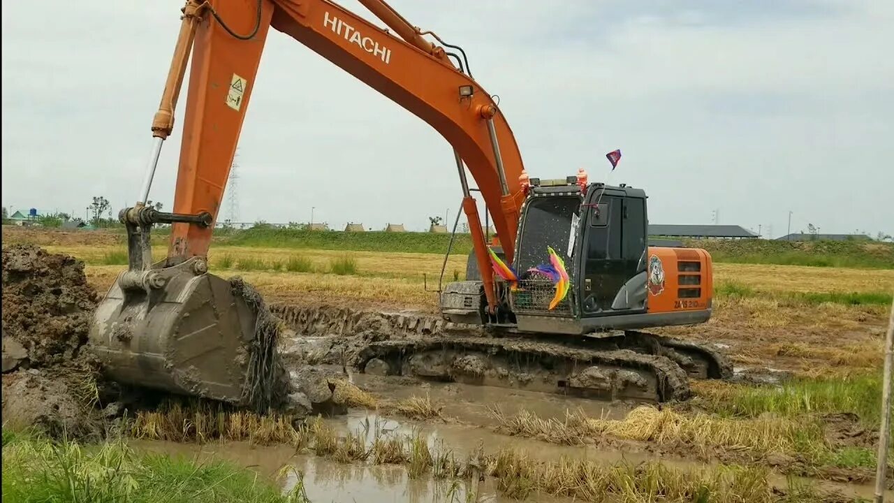 Экскаватор ютуб. Hitachi 210. Экскаватор Хитачи 210 с буровой. Экскаватор Хитачи 210 аккумулятор. Коматсу 210 экскаватор Живая.