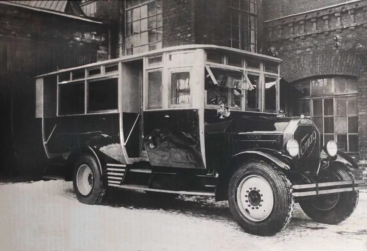 Первый автобус 12. Автобус Даймлер 1907 год. Первый Московский автобус 1907. Автобус Vomag. Первый электробус 1906.