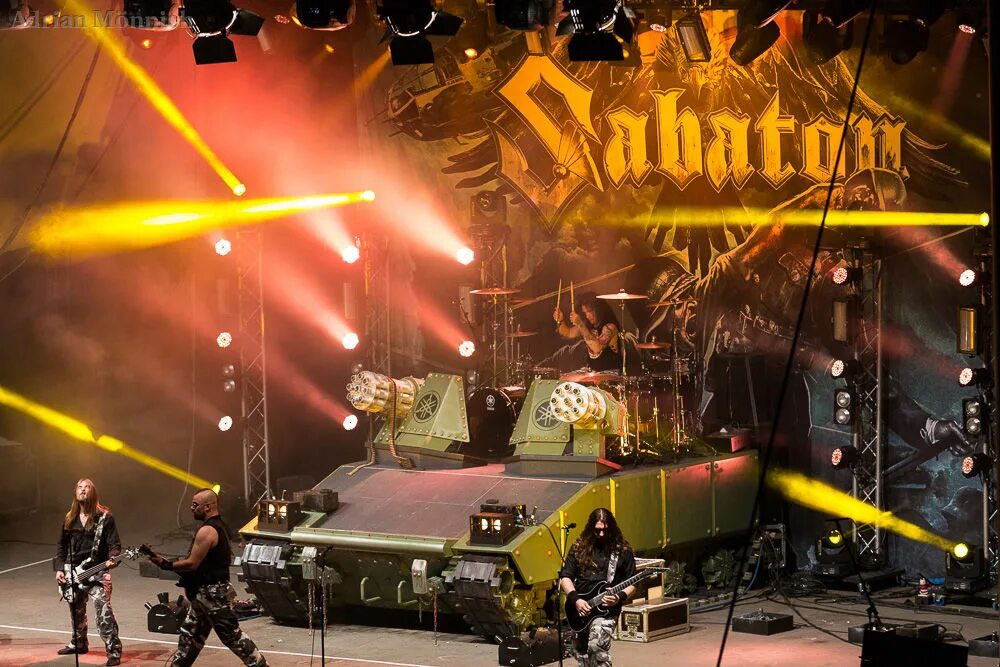 Концерт группы танк. Группа Sabaton. Танк группы Sabaton. Sabaton барабанщик. Aeon Sabaton.