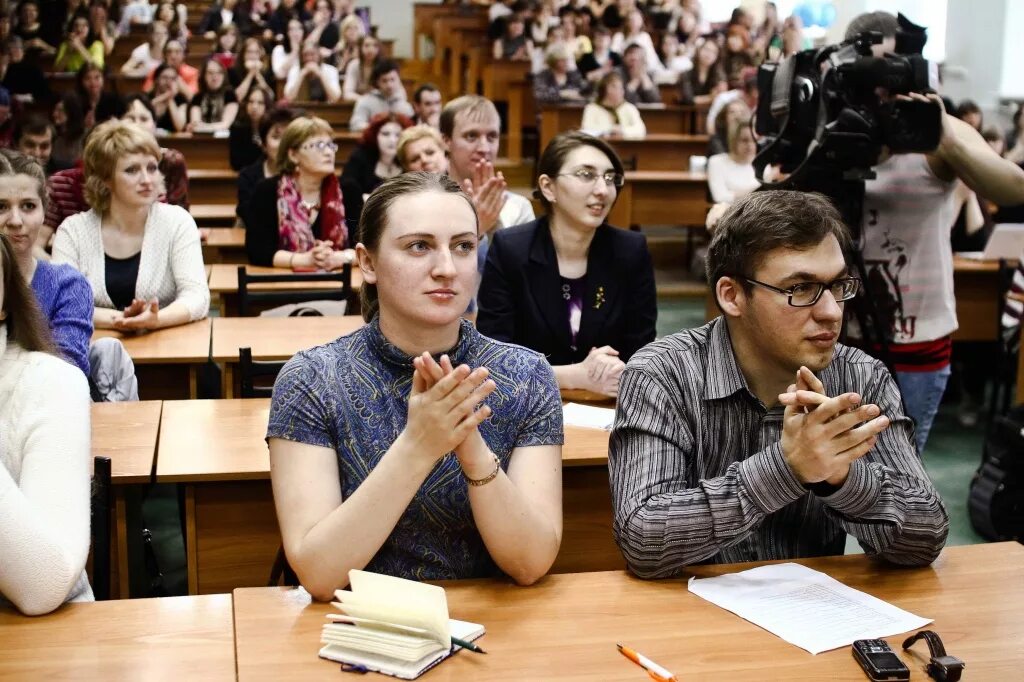 Обучение в открытом университете. Студенты в аудитории. лекция в университете. лекция в аудитории. студенты на лекции.