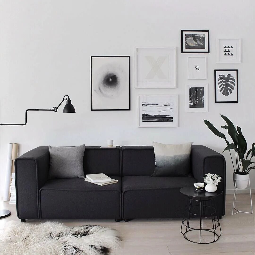 Возле черных белых стен. BOCONCEPT Carmo в интерьере. Черный диван в интерьере. Черный диван в интерьере гостиной. Черно белый диван в интерьере.