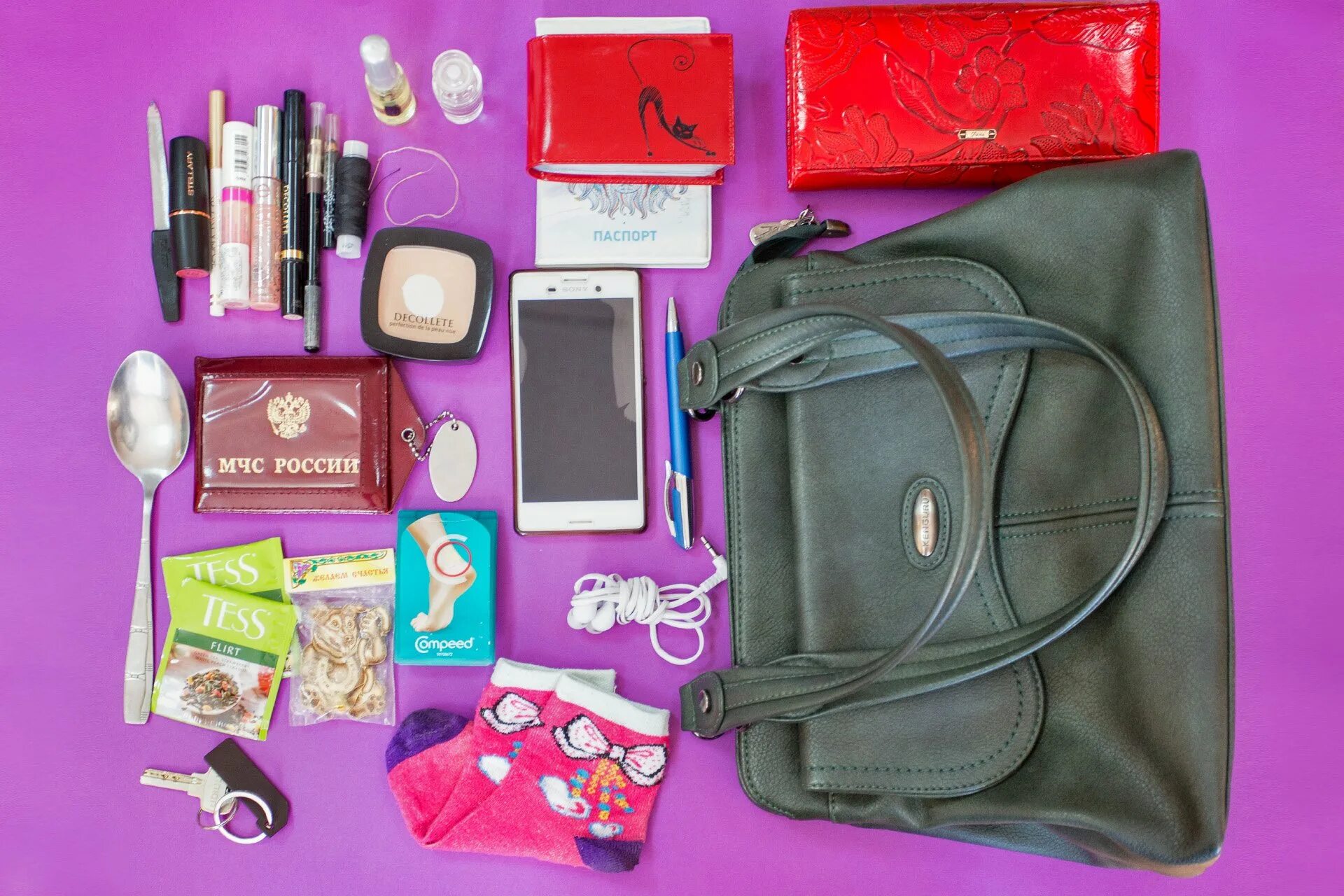 Сумочка вещи. Женская сумочка с вещами. Вещи в женской сумке. Предметы в женской сумочке.
