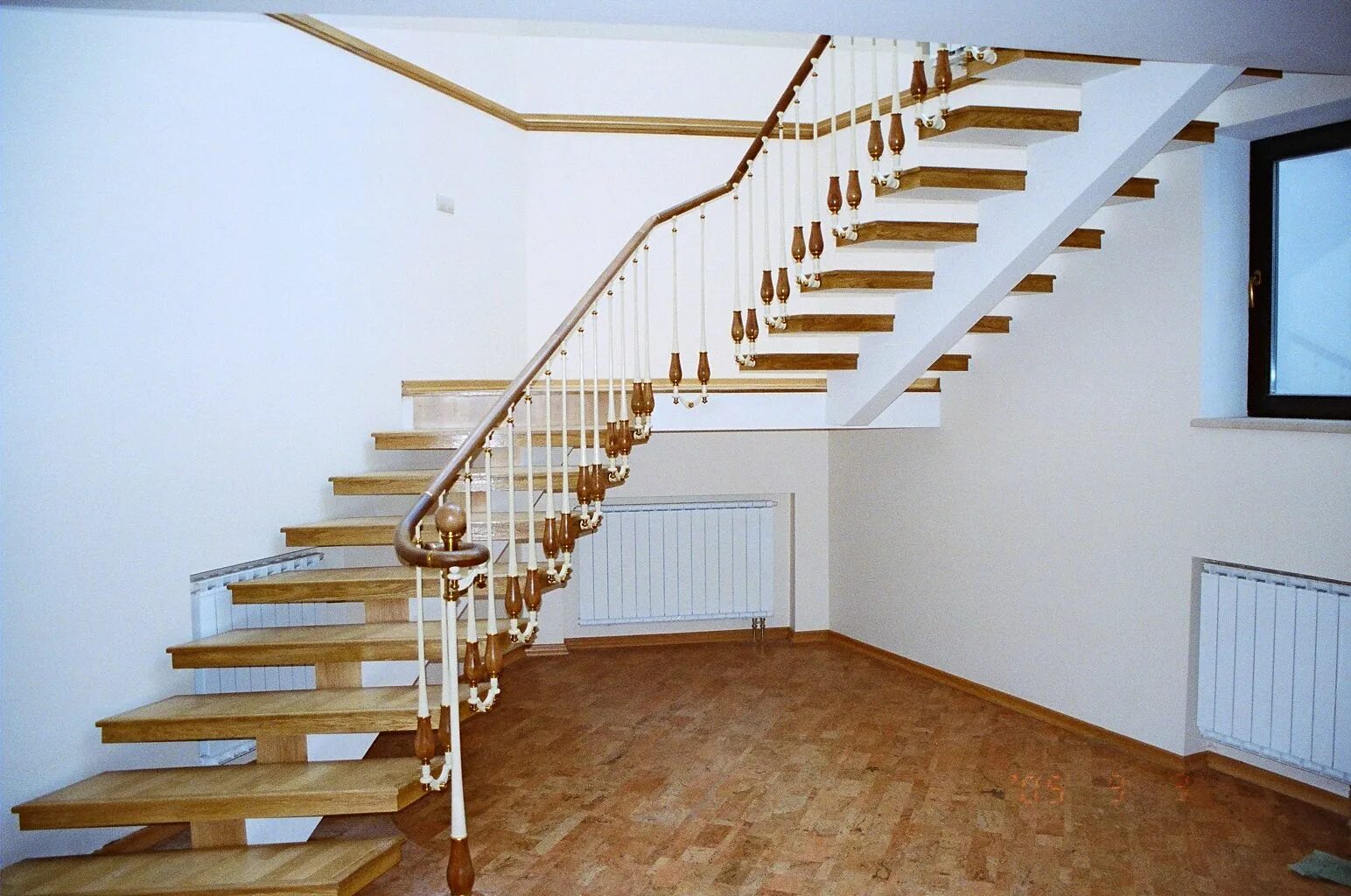 Куплю сходи. Маршевая лестница на косоурах. Маршевые лестницы в частном доме. Лестница на металлическом косоуре. Маршевая лестница на второй этаж в частном доме.