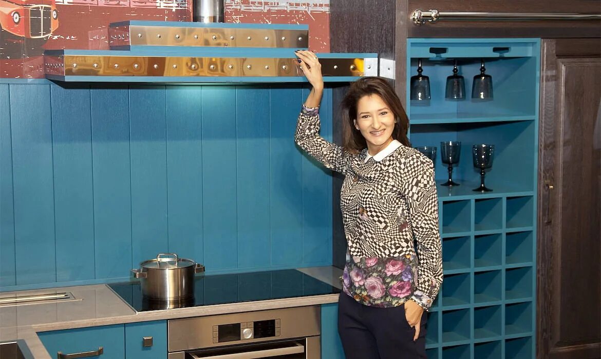 Встреча в салоне кухонь. Продавец мебели. Женщина босс картинки. Мебельный салон с людьми. Продавец консультант мебели.