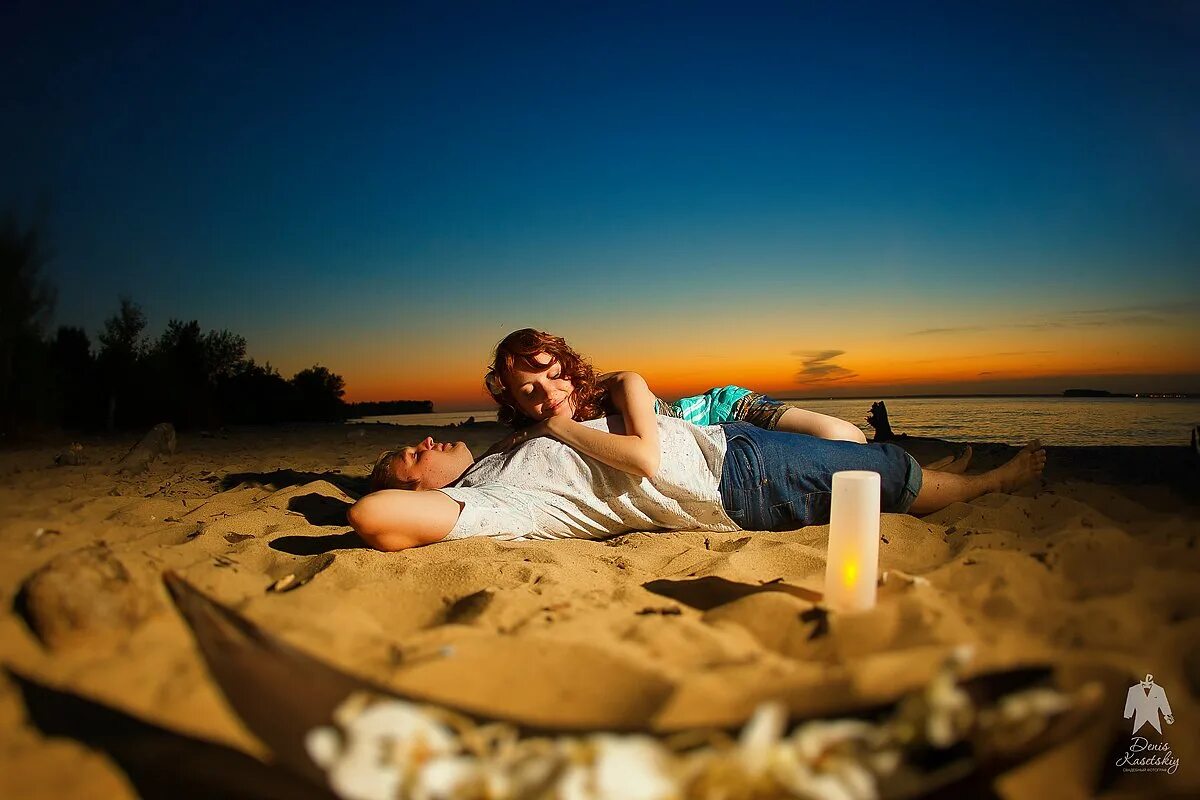 Пока спал на пляже. Лежит на берегу. Парочка на берегу моря ночью. Лежит на пляже. Пара на пляже ночью.