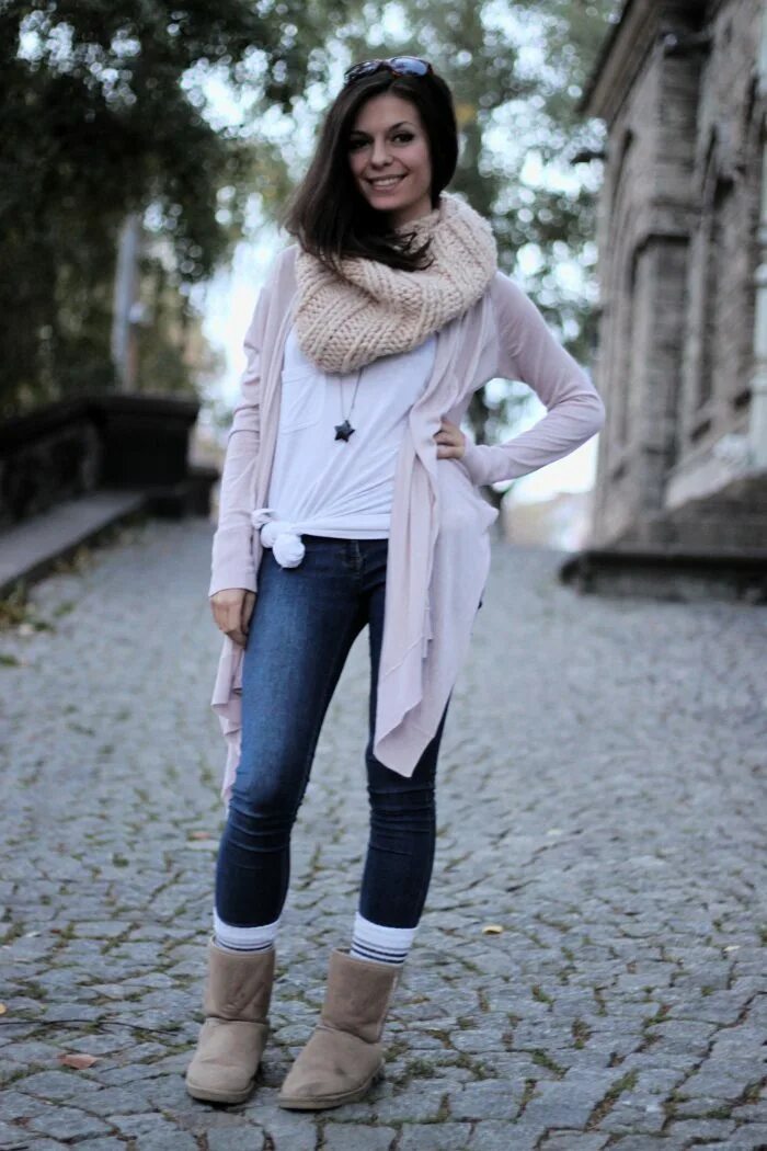 Угги с гетрами. Гетры для ugg. Образ с белыми уггами. Мода гетры с ботинками. Ботинки с носками.