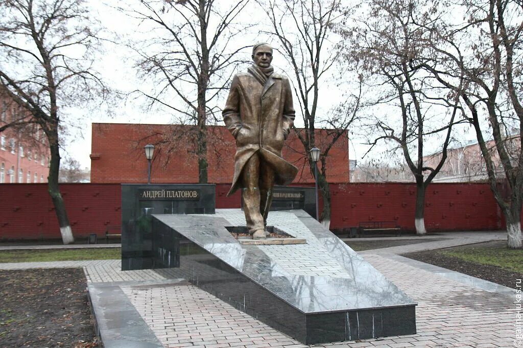 Памятник Платонову в Воронеже.