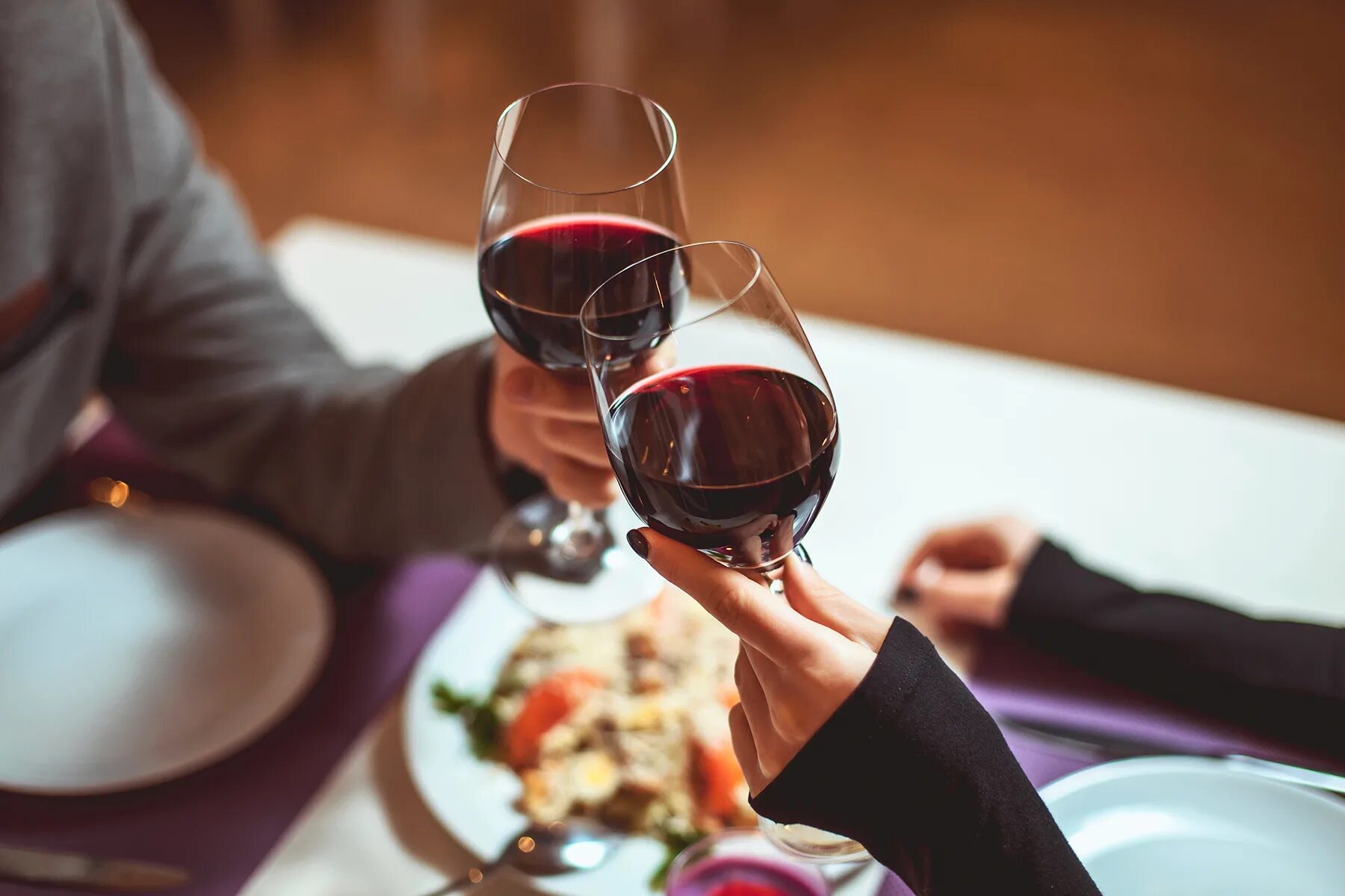 Ужин с вином. Романтический ужин в ресторане. Бокал вина на столе в ресторане. Бокал с вином.