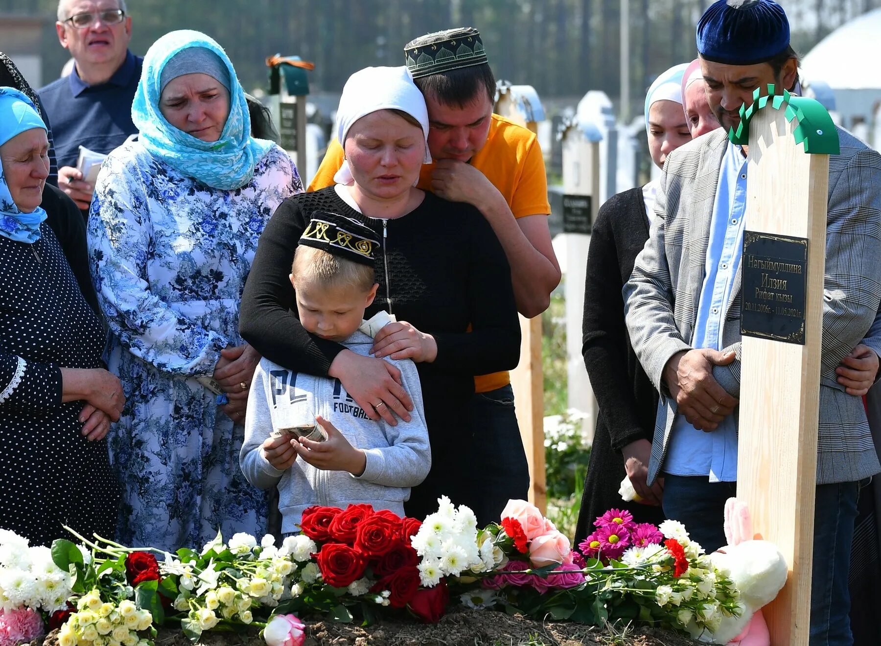 Поминки ребенка. Похороны детей погибших в Казани в школе 2021. Похороны погибших в Казани в 175.