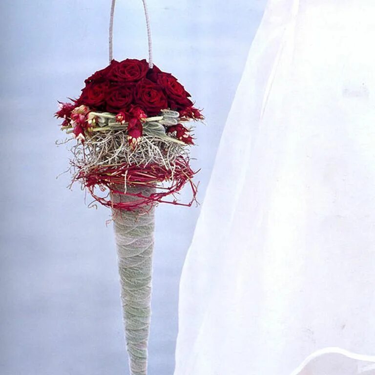 Невеста вставила себе в пилотку букет цветов. Девушка в свадебном платье. Девушка в свадебном платье. Букет в руках у девушки. Невеста вставила себе в пилотку букет цветов.