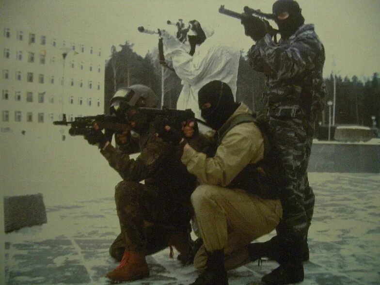 Спн камуфляж. Спецназ витязь 1996. Кгб альфа 1993. Витязь чечня 1995. Группа альфа в чечне.