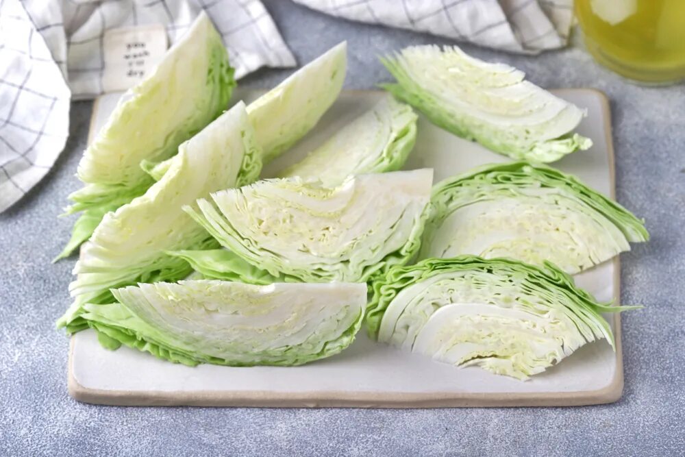 Капуста кусками фото рецепт. Капуста кусочками в духовке. капуста запеченная ломтиками. капуста нарезанная дольками. фото запеченная капуста ломтиками.
