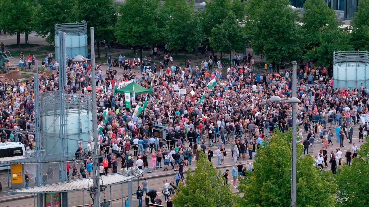 Протесты в Германии. Демонстрации в Германии. Протесты в Германии 2022. Жители России.