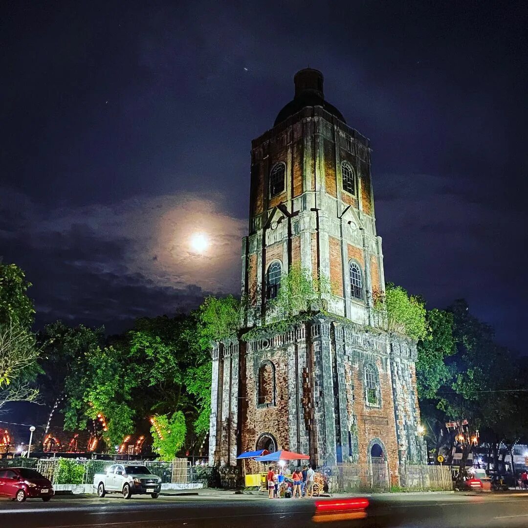 Семья в загородном доме. Здание бассейна. Семья в красивом доме. City of london freemen's school. Депутат спб шушары.