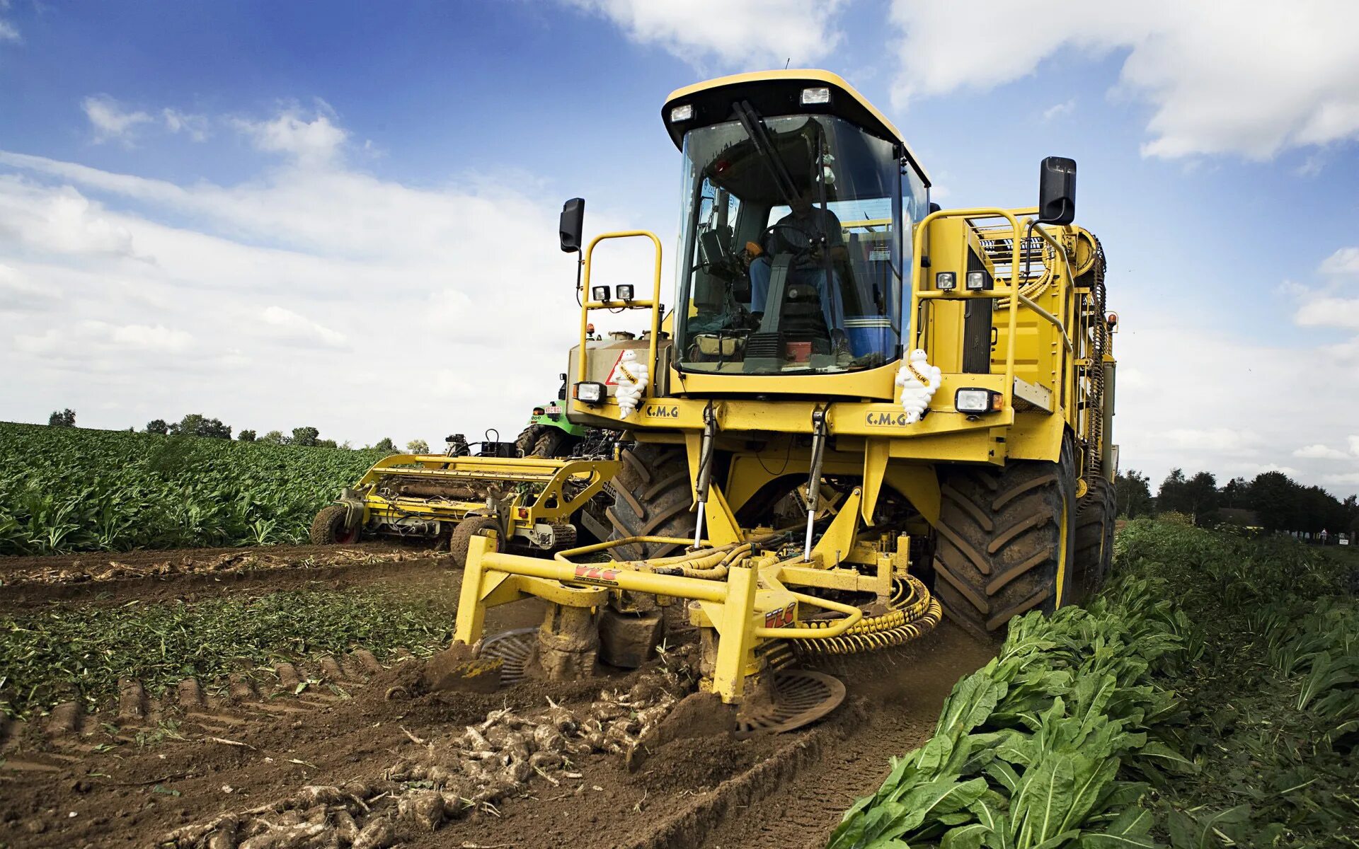 Комбайн машина трактор. John Deere дорожная техника. Трактора и комбайны. Трактор сельскохозяйственный. Сельскохозяйственные машины комбайны.