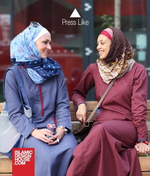 Как одевались христианки. Одежда для посещения храма. Православная женщина. Монахиня в церкви. Православная женщина.