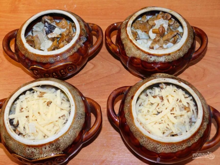 жаркое в горшочках в духовке с мясом и картошкой. мясо по петровски в горшочке. мясо по петровски в горшочке. утка по домашнему в горшочках. жаркое по петровски.