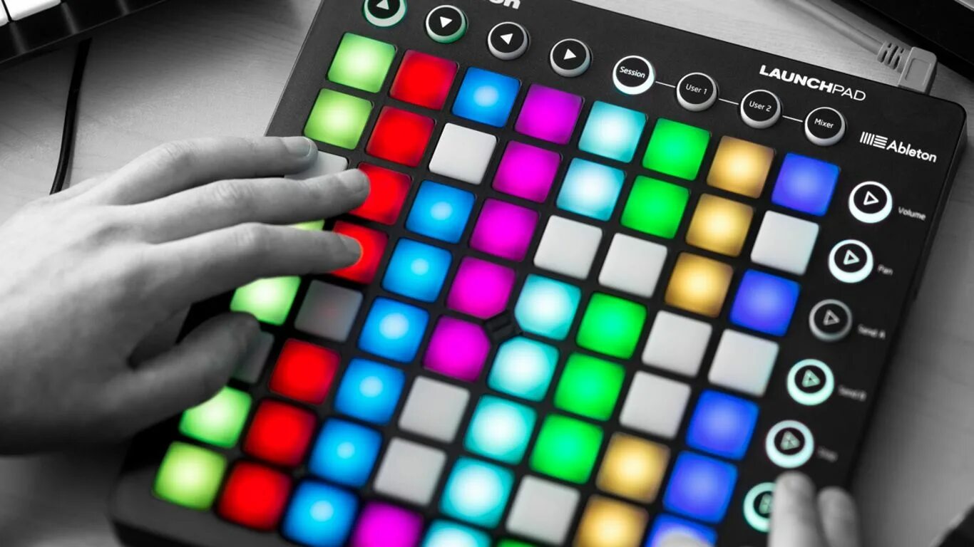 Как называется квадратная штука. Novation launchpad mk2. вещи для создания музыки. штука для создания музыки. музыкальный планшет с кнопками.