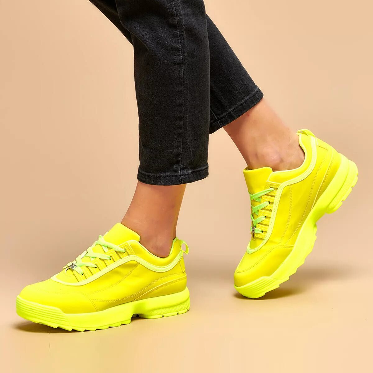 Желтые кроссовки. Яркие кроссовки. Неоново желтые кроссовки. Жёлтые кроссовки женские. Кроссовки желтого цвета