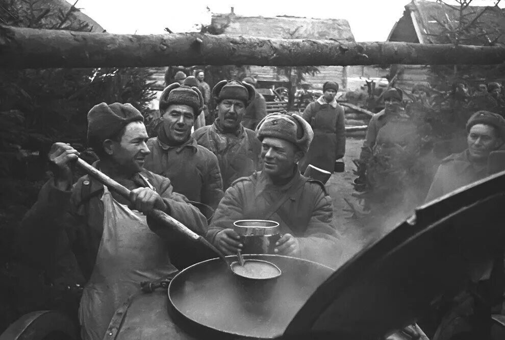 Что ели в великую отечественную. Военная полевая кухня великой отечественной войны. полевая кухня советской армии 1941-1945. полевая кухня ркка. полевая солдатская каша в вов.