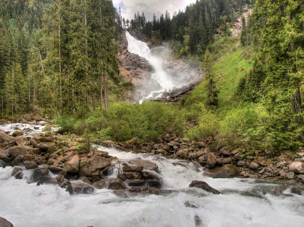 Flowing down. Водопад Кивач. Горные реки Австрии. Горный ручей. Горная речка.