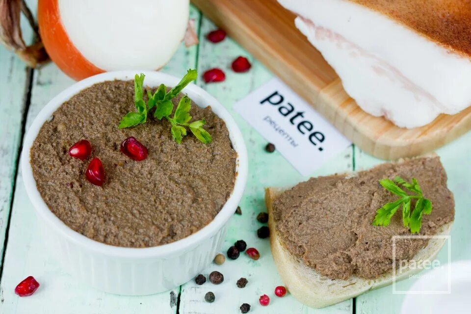 Паштет из куриной грудки с зеленью. Галеты с паштетом. Паштет из индейки с грушей. Паштет печеночный из индейки. Паштет из индейки в духовке.