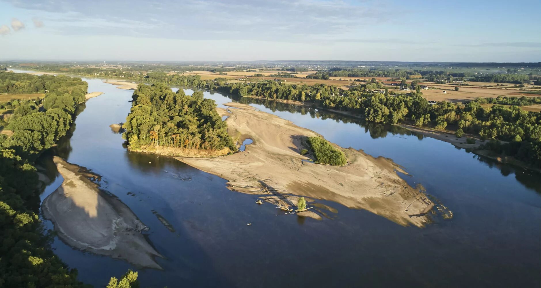 La Loire река. Луара река Устье. Река с нантом и орлеаном