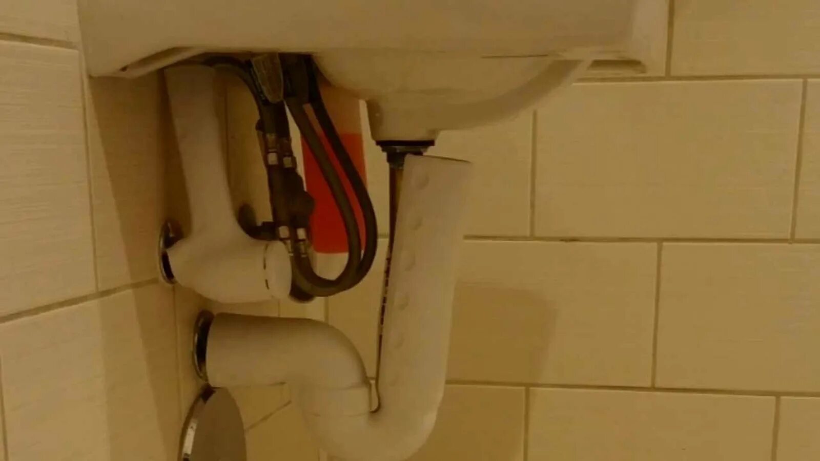 Домашнее камера в ванной. Secret Camera in Bathroom. Hidden Spy. Spy Bathroom. Сестра hiddencamtv.