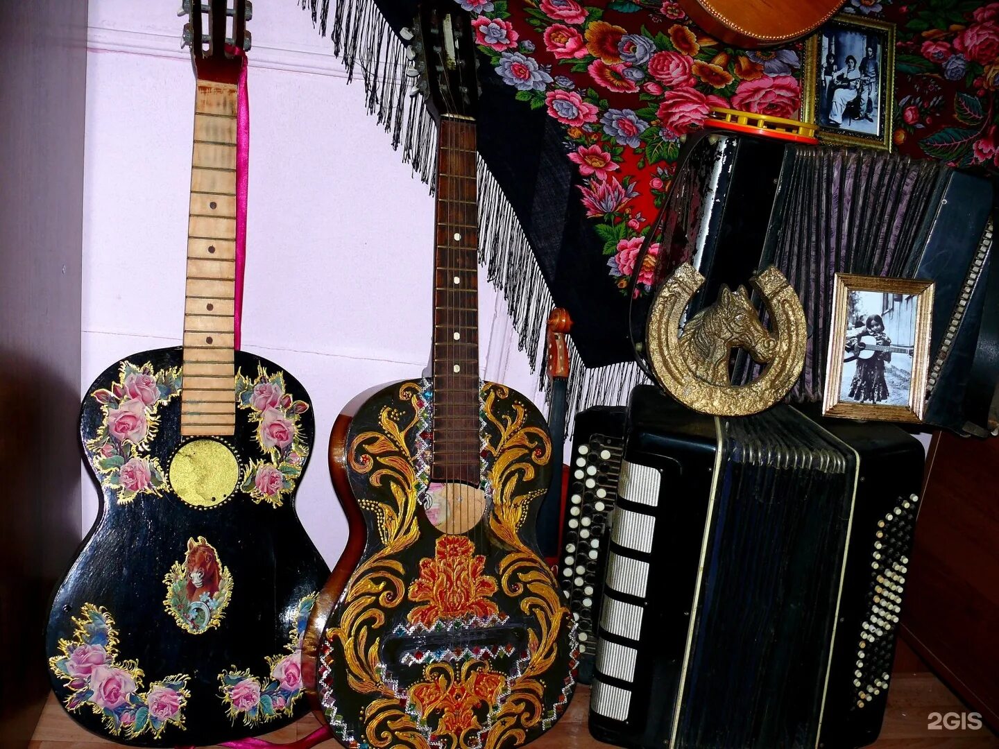 скрипка фиддл кантри. национальные цыганские музыкальные инструменты. цыганские инструменты. национальные инструменты цыган. музыкальный инструмент цыганей.