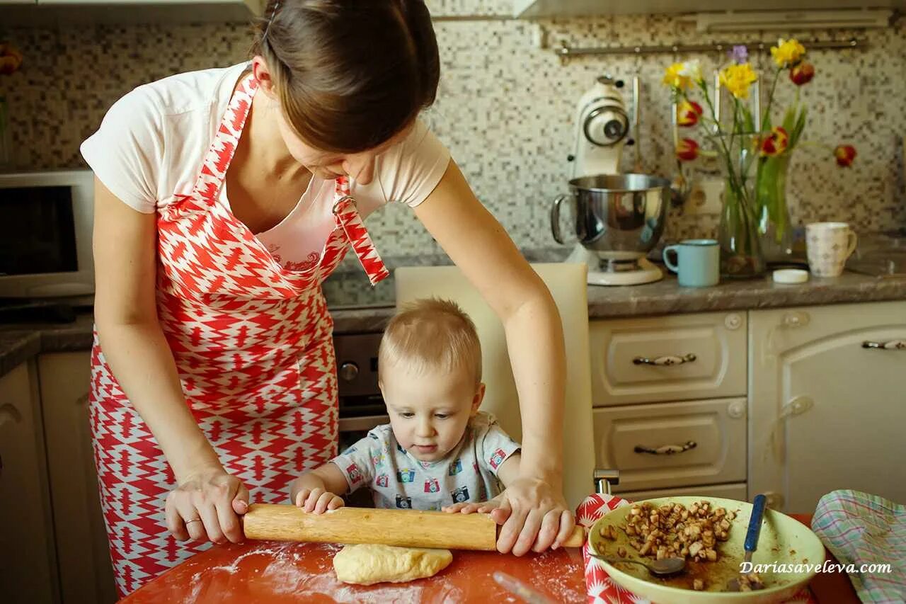 Дети пекут пироги. Мама с ребенком на кухне. Мама с дочкой пекут пироги. Девочка готовит. Мама приготовила пирог