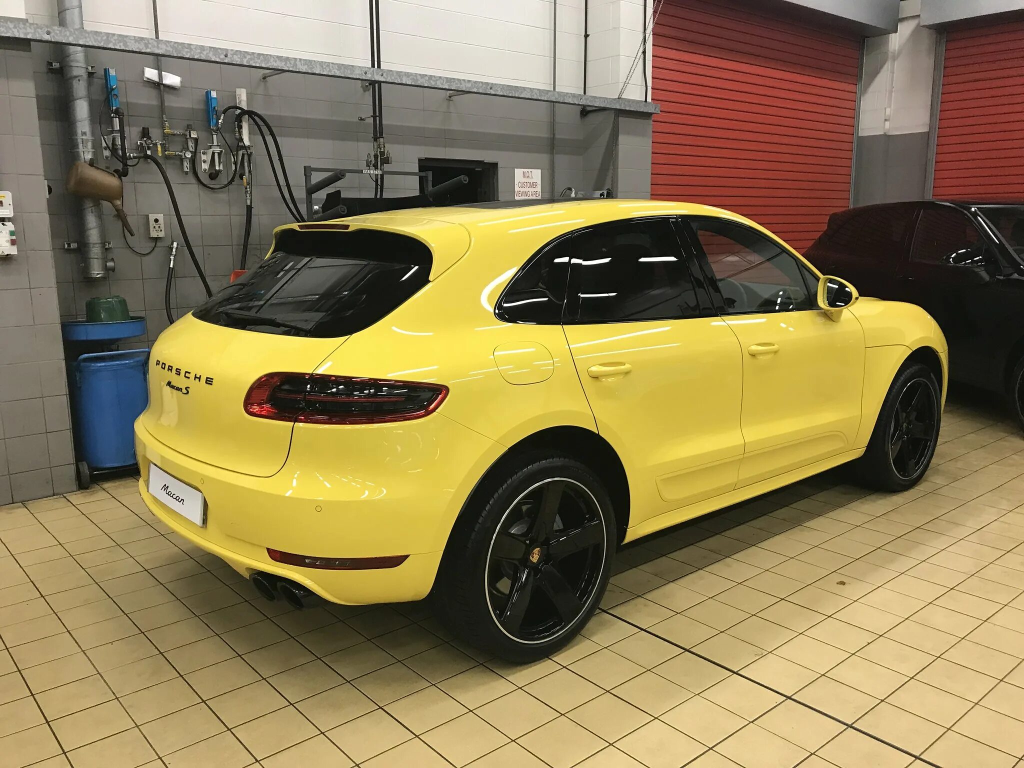 Porsche Macan желтый. Порше Макан желтый 2021. Порше Кайен 2021. Порше Макан желтый 2020. Цвета осень макан