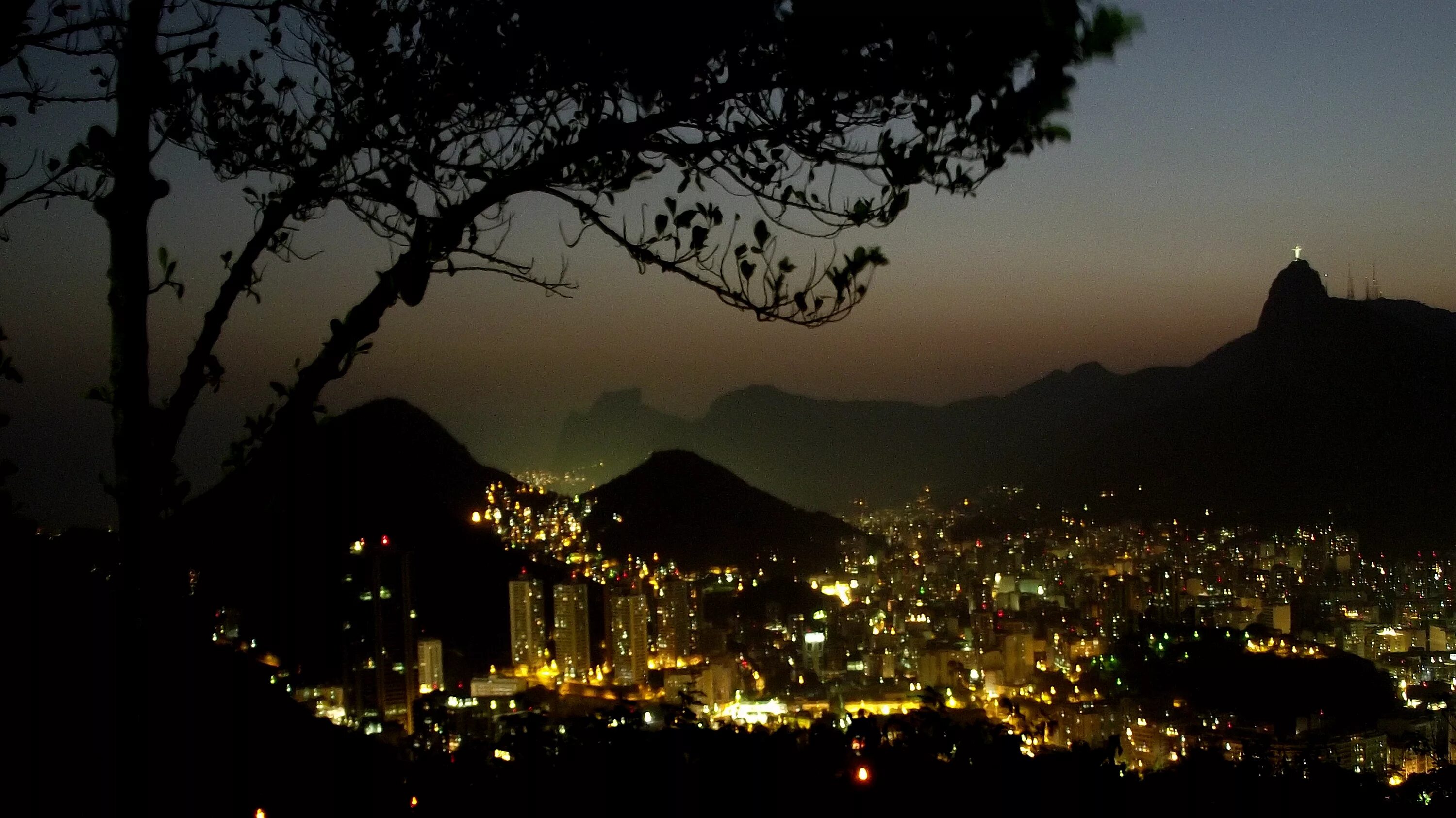 Rio d. Ночной Рио де Жанейро. Рио де Жанейро ночью. Эстетика Бразилия Рио де Жанейро. Ночные улочки Рио де Жанейро.
