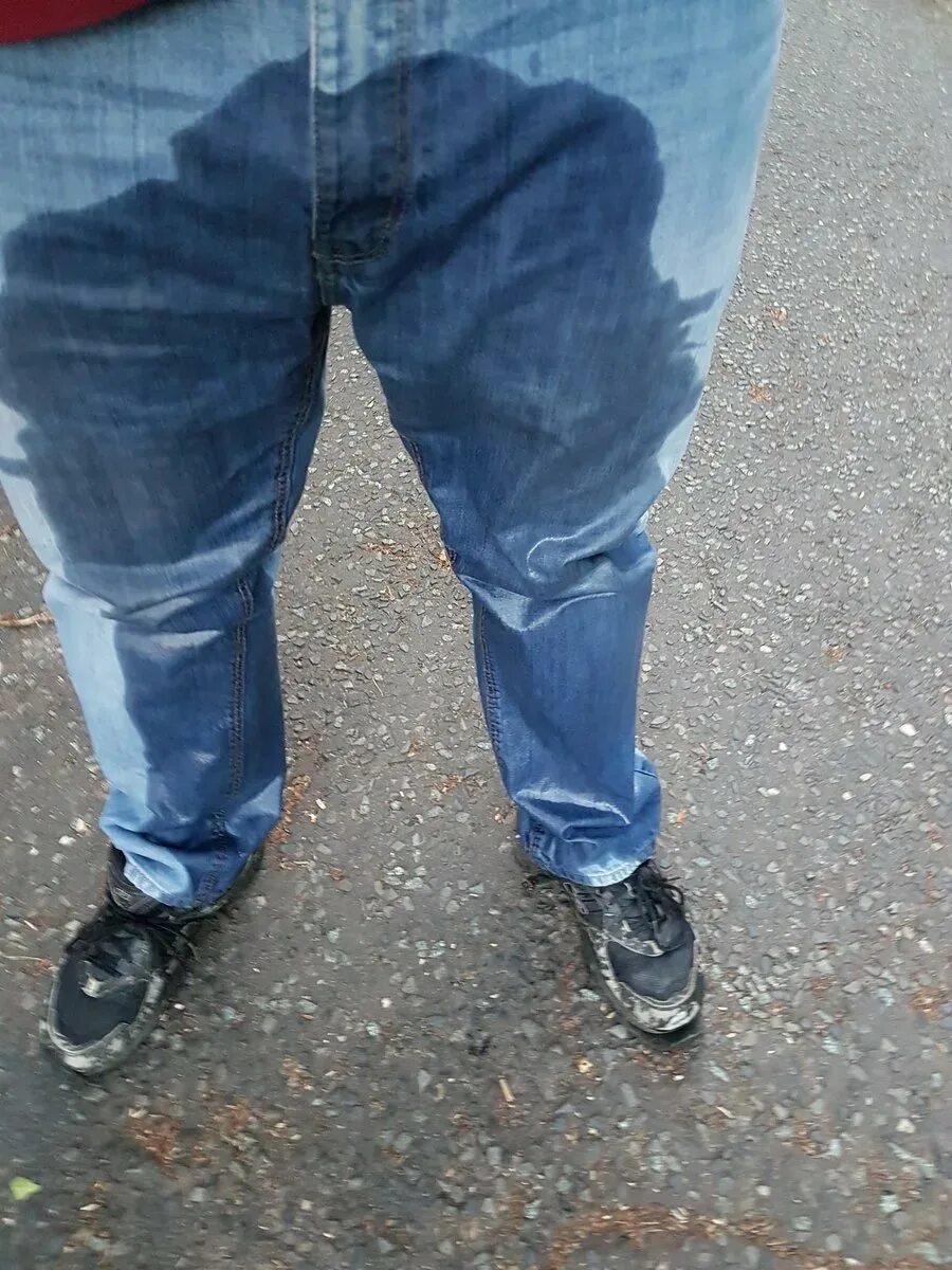 Мокрые штаны. Обоссаные джинсы. Снятые штаны. Обоссаные мужские джинсы. Воняют штаны