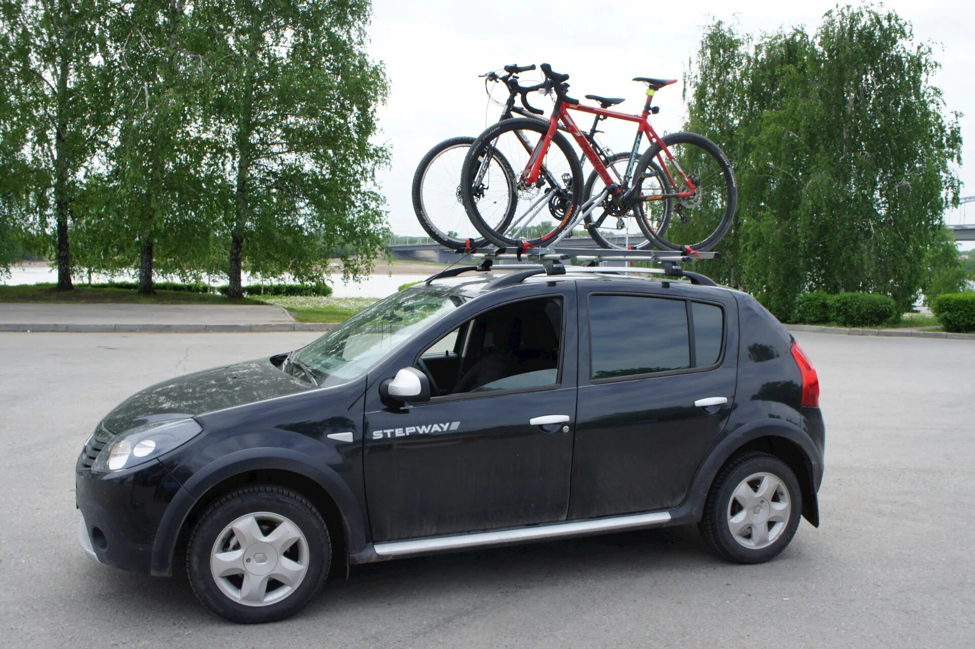 Renault Sandero Stepway багажник. Багажник на крышу Рено Сандеро 1. Багажник на крышу Рено Сандеро степвей 2. Багажник Рено Сандеро 1.