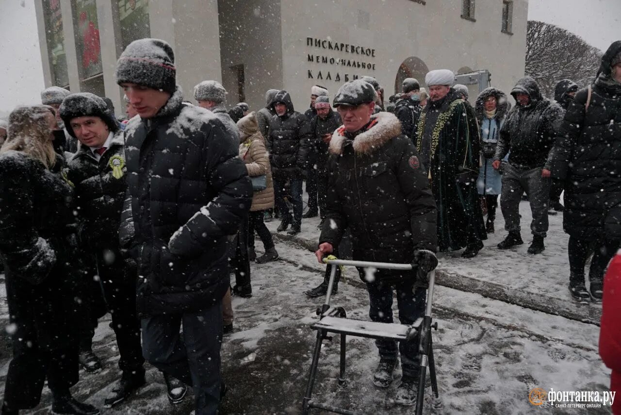 Возложение цветов на Пискаревском кладбище Путиным. Ветераны блокады Ленинграда. 27 ноября 2012