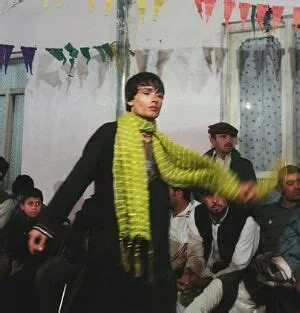 Бача что это такое простыми словами. Бача-бази в Афганистане. Афганистан мальчики бача бази. Танцующие мальчики Афганистана. Пакистан бача бази.