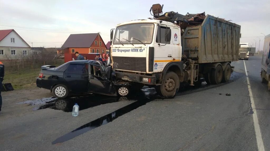 камаз 5511 авария. под камазом. авария военный камаз и легковушка. камаз 5511 разбитый. аварии в никольском районе пензенской области.