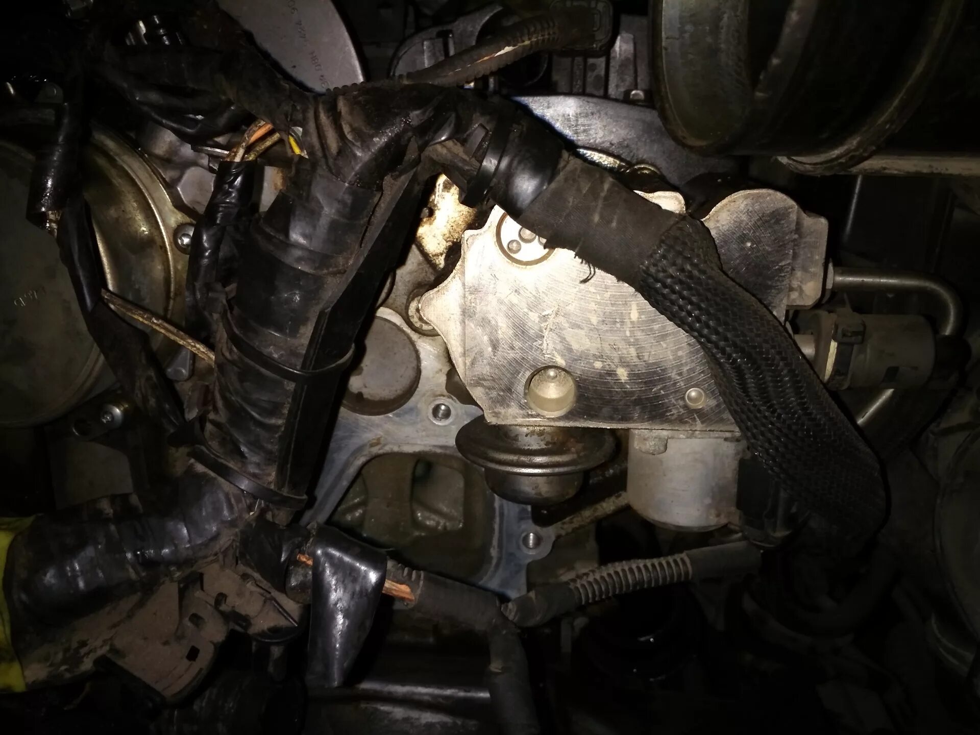 2 бензин. 0 бензин 2005. 0 бензин 2005. Где стоит термостат пежо 308. Корпус термостата пежо 607 2.